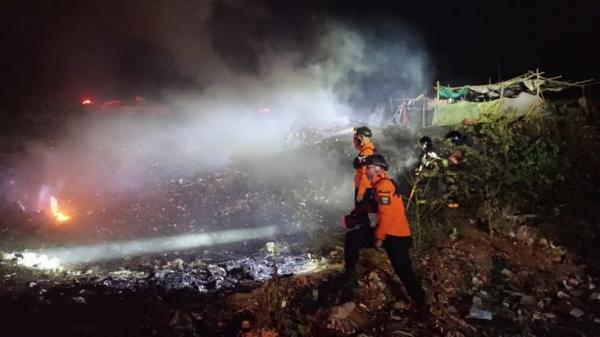 Makin Buruk! 1.500 KK Mengungsi Akibat Asap Tebal Kebakaran TPA Di Cirebon