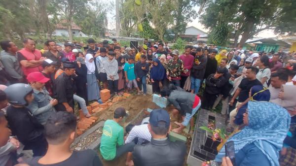 Isak Tangis Iringi Pemakaman Korban Begal di Tasikmalaya