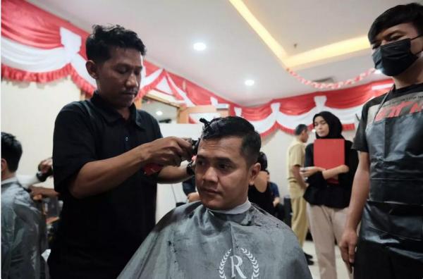Pegawai Pemkot Depok Ramai-Ramai Dicukur Peserta Pelatihan Barber