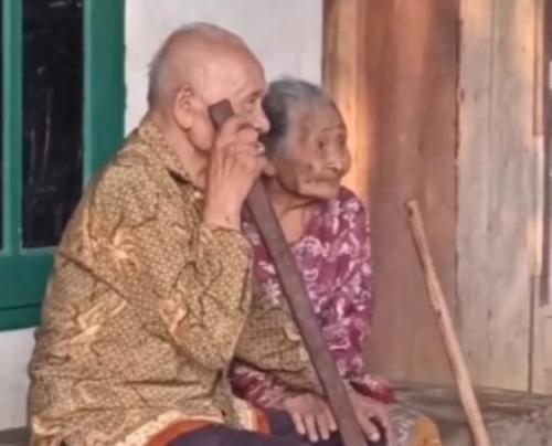 Viral, Momen Romantis Sang Kakek dan Nenek Tersenyum Duduk Berdua, Netizen Iri Melihatnya