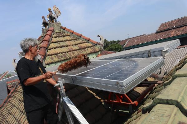 Inovatif dan Ramah Lingkungan, Pensiunan Guru di Jombang Berhasil Menciptakan PLTS