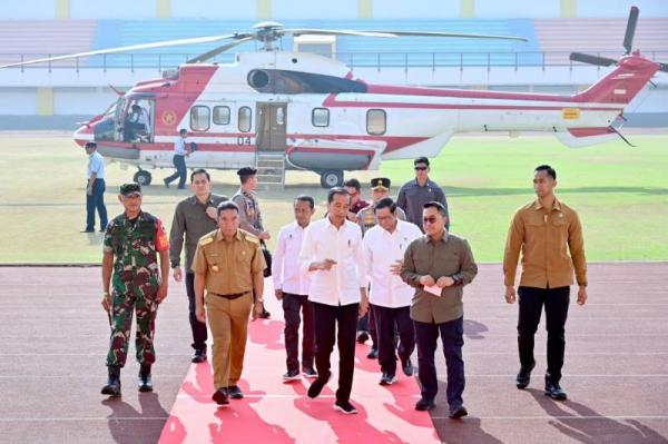 Naik Helikopter, Presiden Joko Widodo Tiba di Stadion Seruni Cilegon