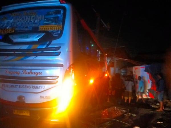 Kecelakaan Hari Ini, Bus Sugeng Rahayu Di Sragen Tabrak Truk Dan ...