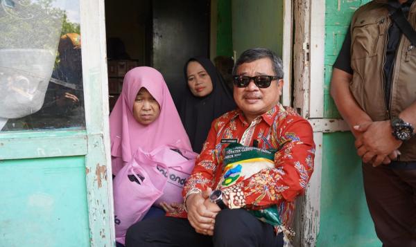 Door to Door, Bupati Garut Berikan Bantuan Beras Bagi Masyarakat di Selaawi