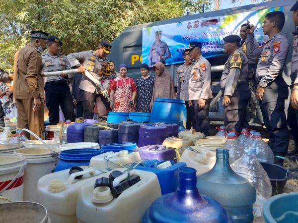 Karawang Darurat Air Bersih, Kapolres Salurkan 15 Ribu Liter Air Bersih ke Warga Ciampel