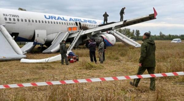 Menegangkan, Pilot Rusia Daratkan Pesawat Berpenumpang 170 Orang di Ladang Jagung