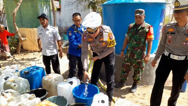 HUT  Lantas Ke - 68, Polisi Bagi Air Bersih ke Wilayah Kekeringan