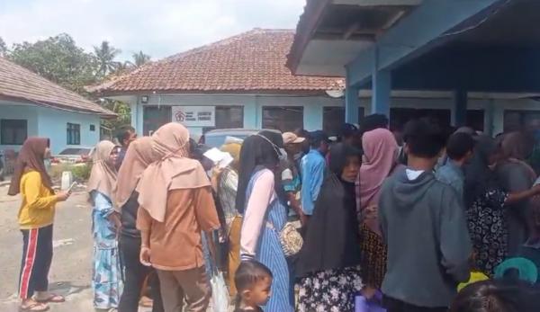 Ibu-ibu di Pandeglang Rela Antre Bawa Balita Sambil Berpanas-panasan Demi Dapatkan Bansos