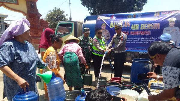 Kembali Polres Indramayu Berikan Bantuan Air Bersih Kepada Warga di Tiga Kecamatan
