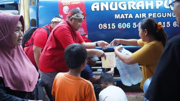 Peduli Kekeringan Kang Arief Rachman Bantu Salurkan Air Bersih ke Dua Desa di Cibeber