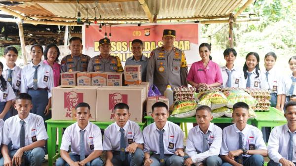 Program Polisi Peduli, Polda dan PD Bhayangkari Sulbar Bagi-bagi Sembako di SMTK Mamunyu