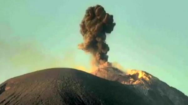 Breaking News, Gunung Ile Lewotolok Erupsi Kolom Abu Setinggi 600 Meter