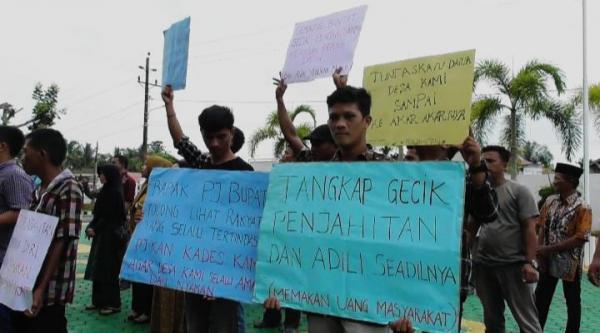 Minta Dana Desa Diusut, Puluhan Warga Panjahitan Aceh Singkil Gelar Unjuk Rasa di Dua Lokasi