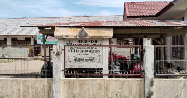 Miris, Murid SD Negeri 5 Peudada Bireuen Belajar di Lantai