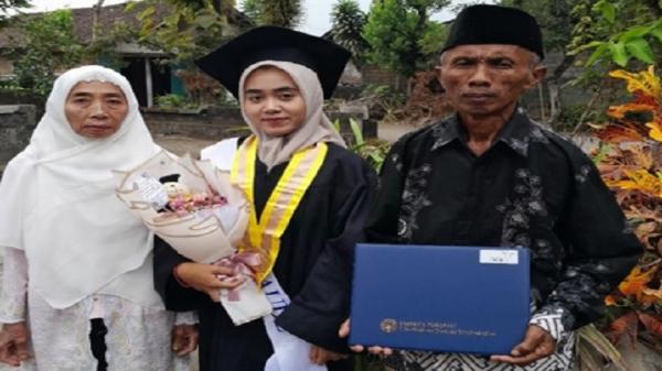 Kisah Inspiratif: Dyana Arum, Putri Petani Jadi Wisudawan Termuda Universitas Negeri Yogyakarta