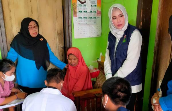 Anggota Komisi IX DPR RI Tinjau Langsung Pengecekan Kesehatan Warga Secara Door to Door di Garut