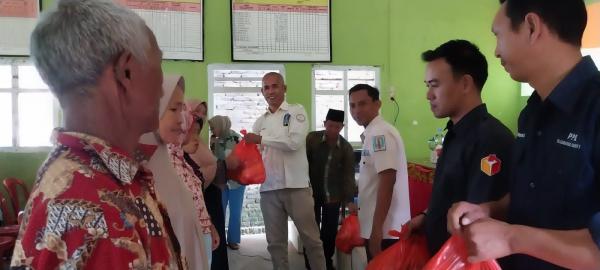 Gelar Bakti Sosial, KWRI Way Kanan bagikan 100 Paket Sembako di Kecamatan Banjit