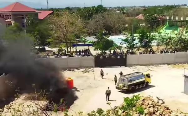 Breaking News: Bentrokan Massa di Kota Kupang, Satu Orang Meninggal Dunia dan Empat Motor Dibakar