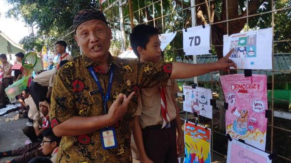 Muhsan Guru SMPN 26 Semarang, Menyulap Pembelajaran PPKN jadi Petualangan Komik