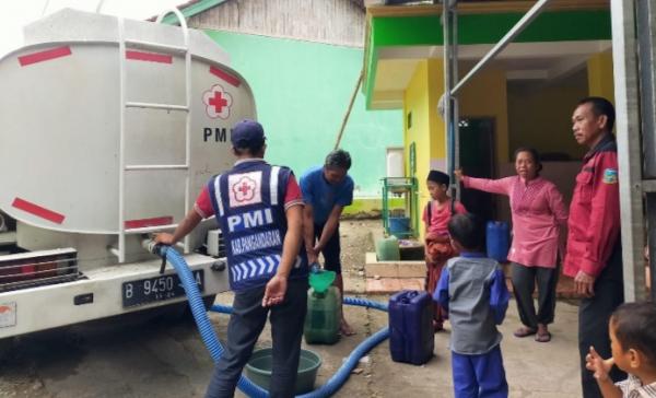 PMI Kabupaten Pangandaran Distribusikan 55 Ribu Liter Air Bersih Bagi Warga Terdampak Kekeringan
