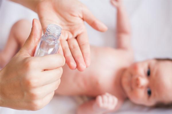 Bunda Perlu Tau! Sering Menggunakan Minyak Telon untuk Bayi Ternyata Bahaya, Ini Penjelasan Dokter