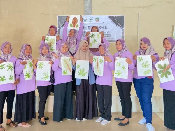 Pelatihan Ecoprinting Sebagai Wujud Inovasi dan Pemberdayaan Bagi Perempuan
