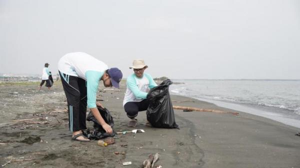 Bersihkan Pantai Tirang Semarang, Pertamina Patra Niaga Tanam Mangrove