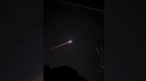 Heboh, Benda Diduga Meteor Lintasi Langit Garut Tengah Malam