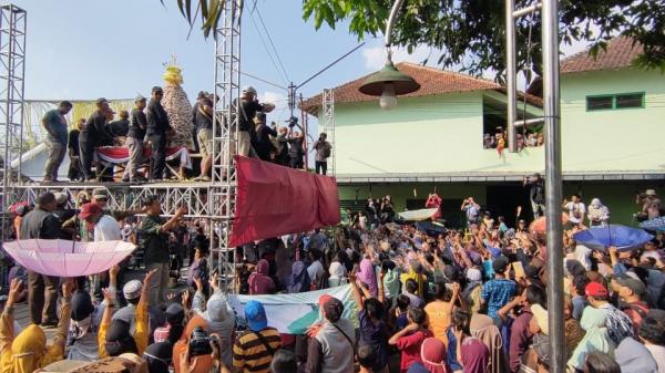 Tradisi Saparan di Pengging, Ratusan Warga Berebut Apem Kukus Keong Mas