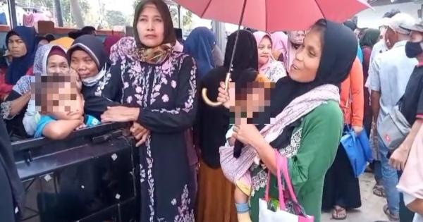 Ribuan Emak-emak di Pandeglang Rela Antre Berjam-jam untuk Cairkan Bansos Pemerintah