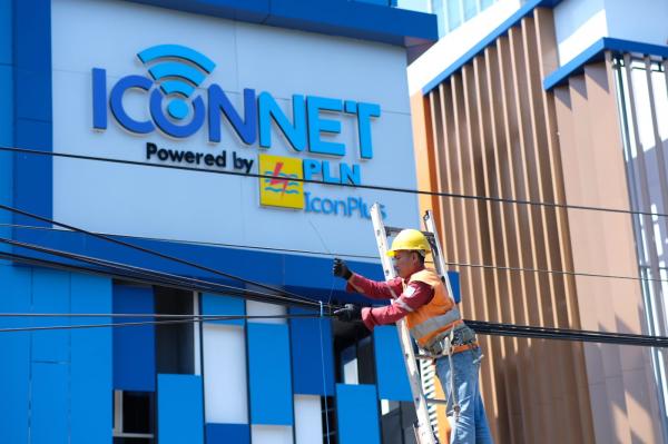 PLN Icon Plus Rapikan Kabel Fiber Optic di Kawasan Ketintang Surabaya