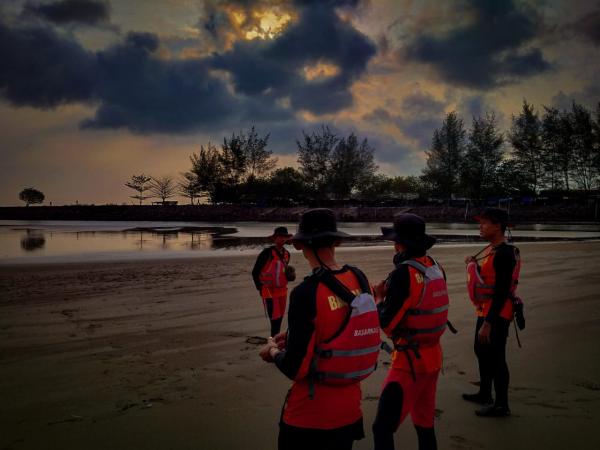 Perahu Dihantam Ombak Besar Saat Masuk Muara Logending Kebumen, 1 Nelayan Hilang