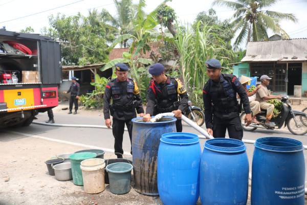 Bakti Sosial, Brimob Batalyon D Pelopor Purwokerto Distribusikan Air Bersih
