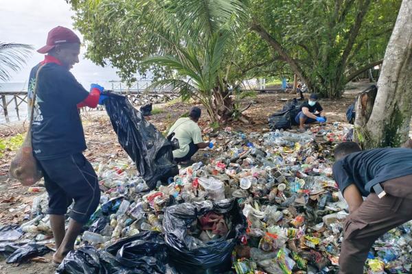 Komunitas Anak Muda " Papua Trada Sampah" Gelar Bhakti Sosial Bersihkan Lingkungan di Kota Nabire