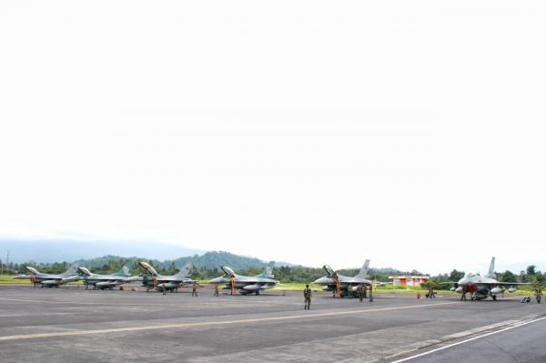 Enam Pesawat F-16 TNI AU Tiba di Lanud Sam Ratulangi Manado untuk Latihan Bersama dengan RAAF