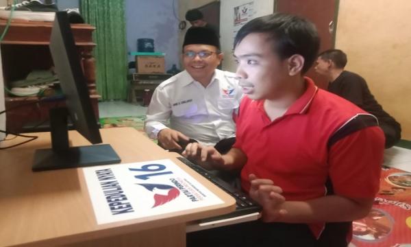 Dapat Bantuan Komputer Perindo, Milenial Tuna Daksa asal Bandung Semringah