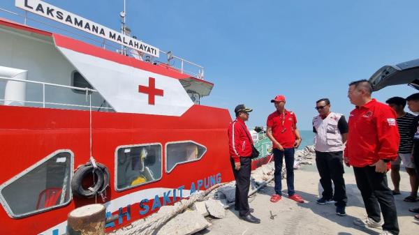 Kapal RS Apung Laksamana Malahayati Berlabuh di Pesisir Lamongan Gelar Pengobatan Gratis
