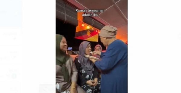 Viral ! Video Ibu Suapi Anak-Anaknya Sudah Berusia Paruh Baya, Netizen Terharu