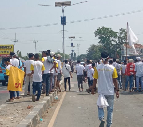 Aksi Dua Kubu Calon Kuwu di Kapetakan Terlibat Aksi Saling Serang di Jalan Pantura Cirebon