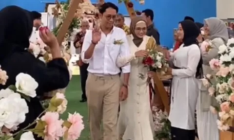 Viral! Baju Pengantin Kelewat Santai, Dicibir tak Niat Nikah