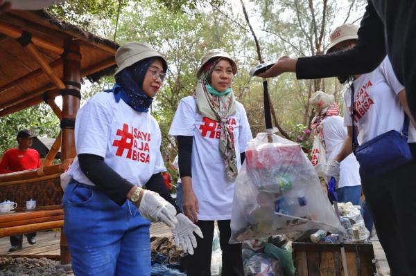 Sampoerna Bersih-bersih Sampah dan Tanam Bakau di Kebun Raya Mangrove Surabaya