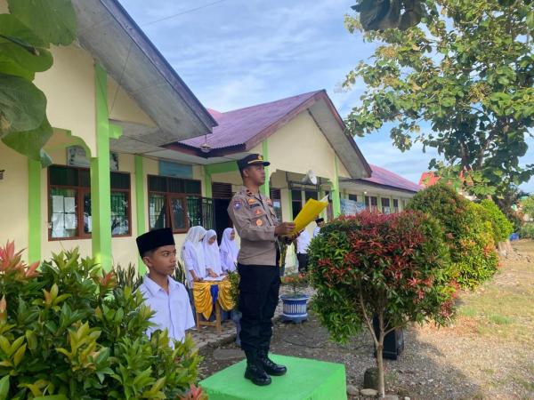 Kasat Binmas Polres Menjadi Pembina Upacara di Sekolah MAN 2 Ulim Pidie Jaya