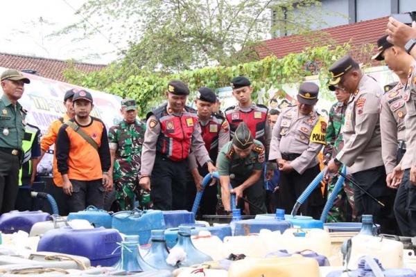 TNI Polri Gelontorkan 12 Ribu Liter Air Bersih di Desa Aribaya