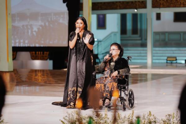 Duet Anggun-Waljinah Sukses Getarkan Pura Mangkunegaran