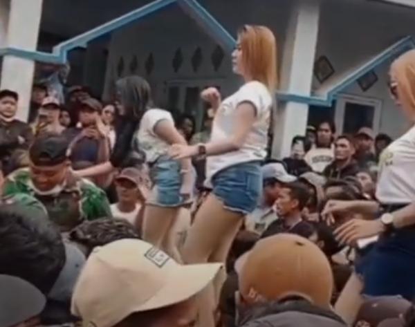 Warganet Berang! 3 Wanita Joget Seksi di Depan Masjid, Pakai Kaos Ketat dan Rok Mini