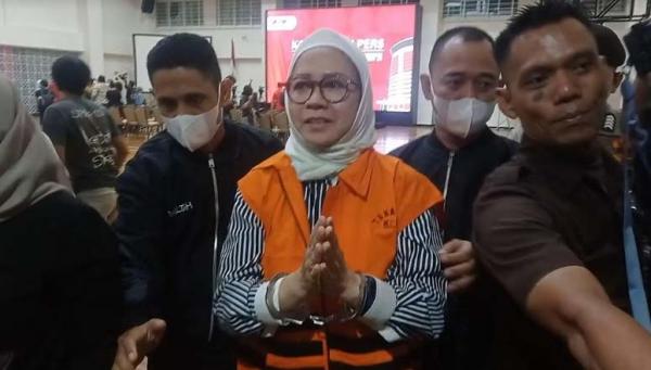 Tangan Diborgol, KPK Tahan Mantan Dirut PT Pertamina Karen Agustiawan 