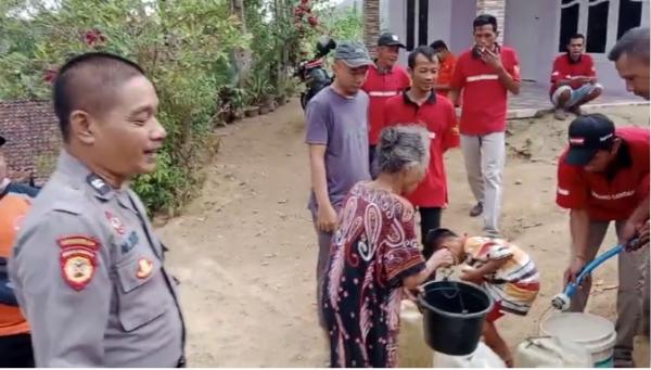 Pak Bhabin Bagi-bagi Air Bersih di Kalitengah Purwanegara