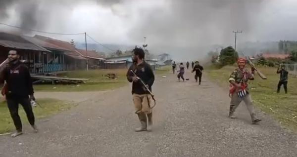 Bawa Senjata Api, Kelompok KKB Serang Sebuah Kampung dan Bakar Sejumlah Kios di Pegunungan Bintang