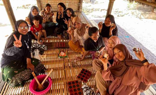 Mahasiswa KKN 35 UNS Ajarkan Pembuatan Sabun Kopi di Dusun Tenggorong Lombok Utara