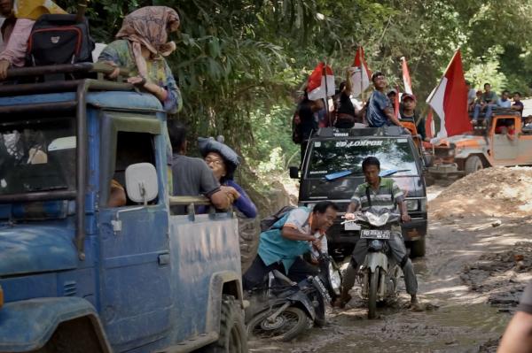 Masyarakat 3 Desa di Dairi Minta Presiden Jokowi Perbaiki Jalan Rusak yang Sudah Puluhan Tahun